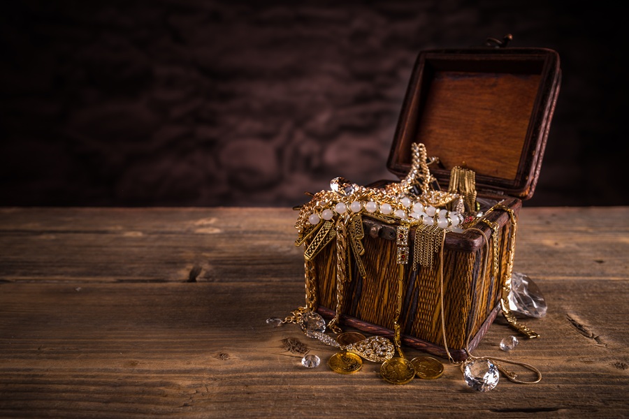 Why Vintage Jewelry Continues To Attract Collectors